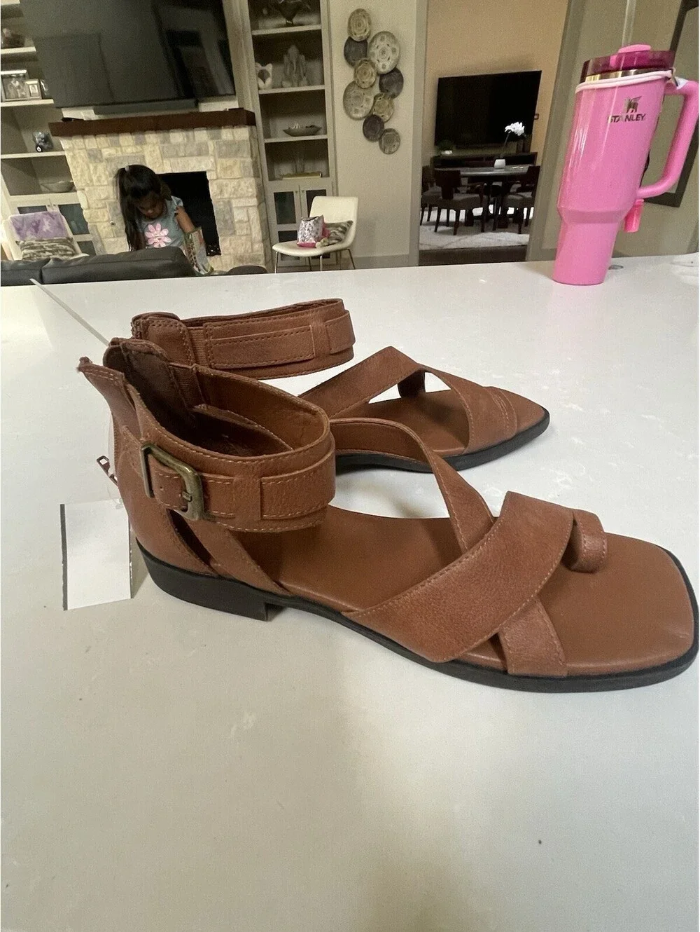 The Frye and Co. Tallu Cognac Flat Sandals feature crisscross straps Size 9.5